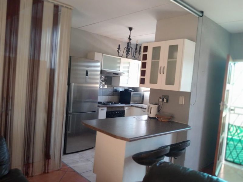 Duplex For Sale in Strubensvallei, Roodepoort - Photo 5