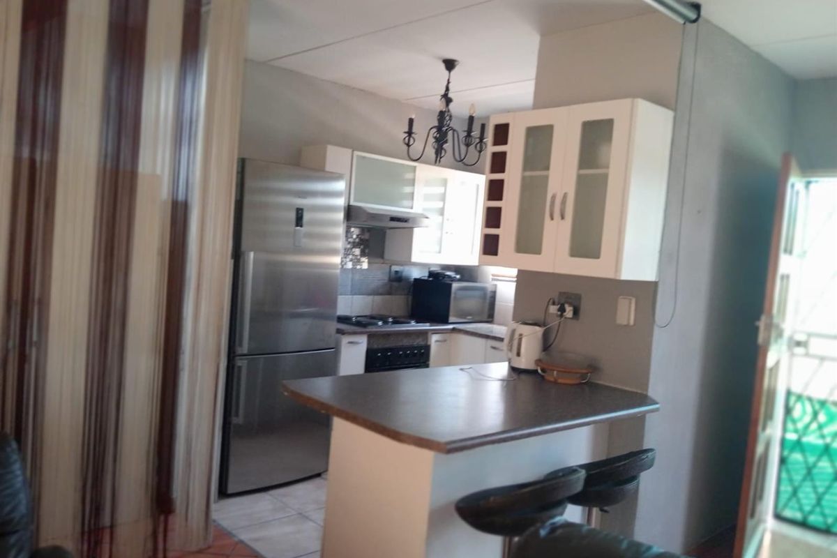 Duplex For Sale in Strubensvallei, Roodepoort - Photo 5