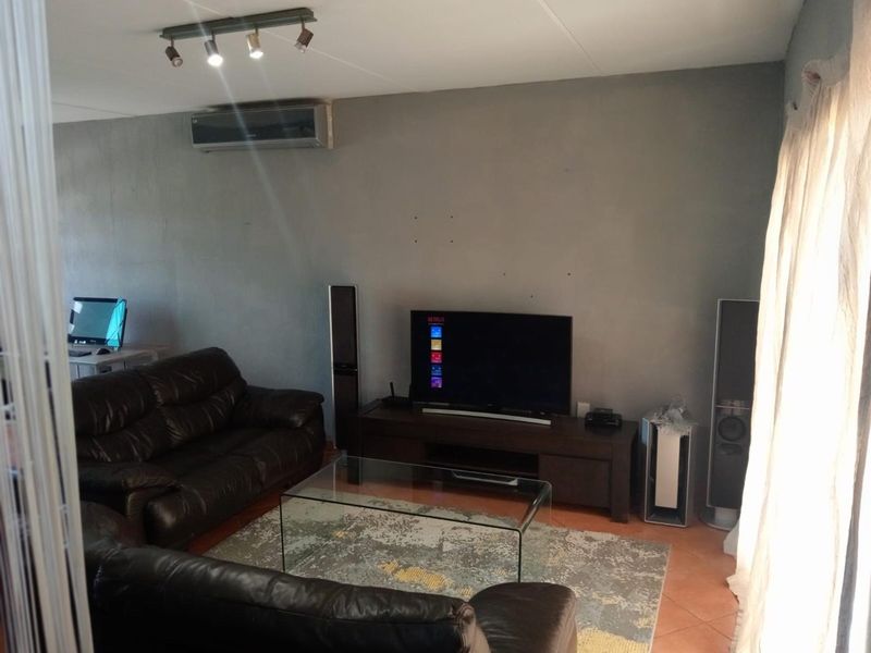 Duplex For Sale in Strubensvallei, Roodepoort - Photo 3