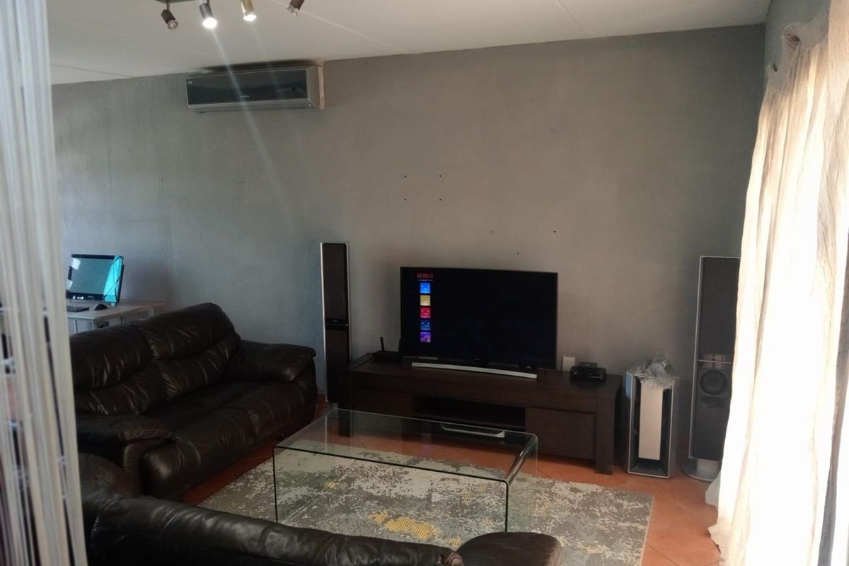 Duplex For Sale in Strubensvallei, Roodepoort - Photo 3