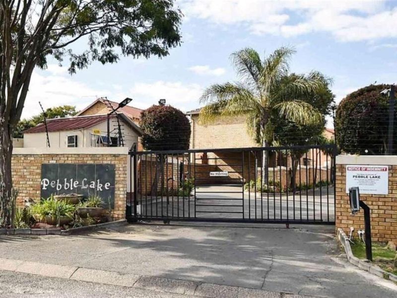 Duplex For Sale in Strubensvallei, Roodepoort - Photo 2