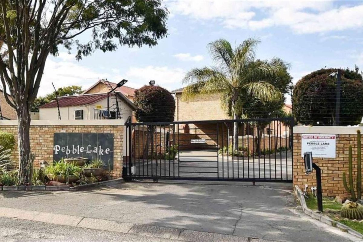 Duplex For Sale in Strubensvallei, Roodepoort - Photo 2