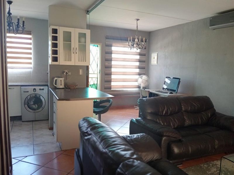 Duplex For Sale in Strubensvallei, Roodepoort - Photo 4