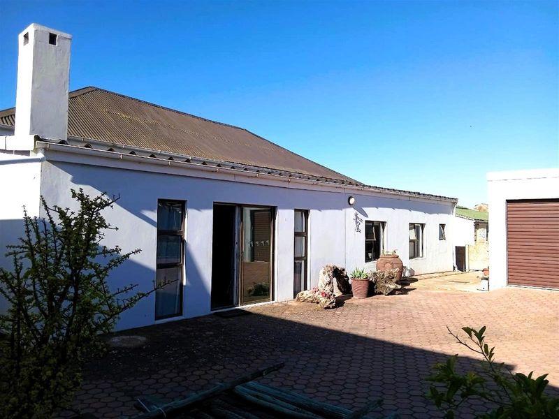 Lovely home, well located on sale in Albertinia - Photo 5