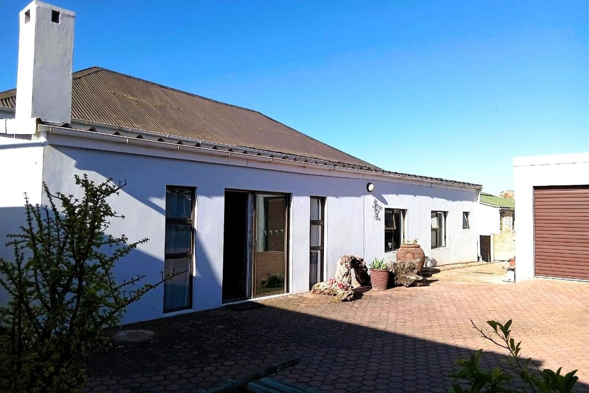 Lovely home, well located on sale in Albertinia - Photo 5