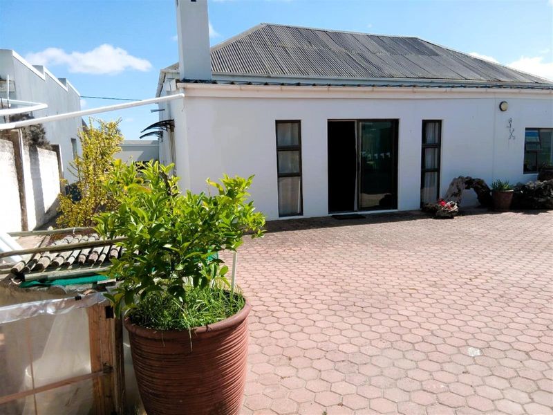 Lovely home, well located on sale in Albertinia - Photo 6