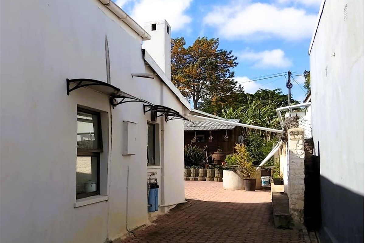 Lovely home, well located on sale in Albertinia - Photo 4