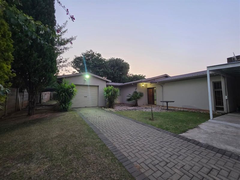 Stylish 3-Bedroom Family Home for Sale in Hutten Heights, Newcastle! - Photo 1