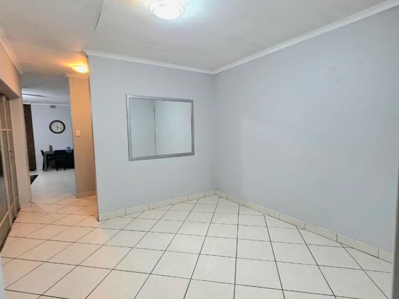 Stylish 3-Bedroom Family Home for Sale in Hutten Heights, Newcastle! - Photo 10