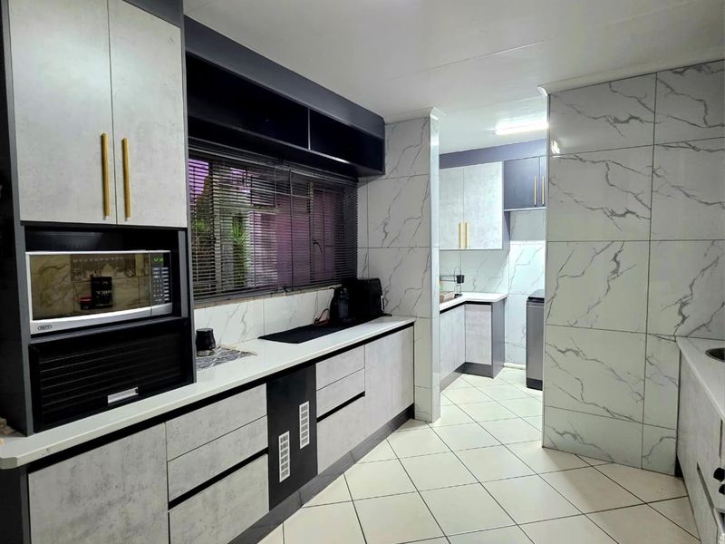 Stylish 3-Bedroom Family Home for Sale in Hutten Heights, Newcastle! - Photo 6