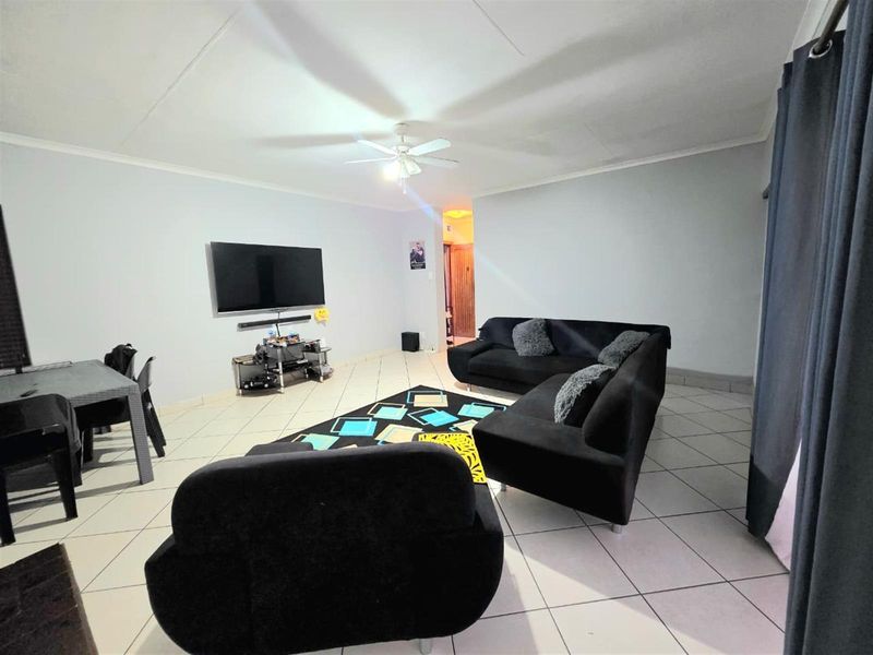 Stylish 3-Bedroom Family Home for Sale in Hutten Heights, Newcastle! - Photo 3