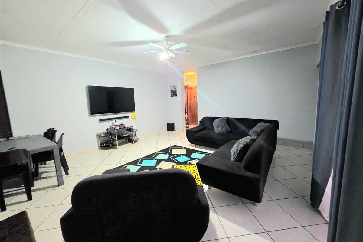 Stylish 3-Bedroom Family Home for Sale in Hutten Heights, Newcastle! - Photo 3