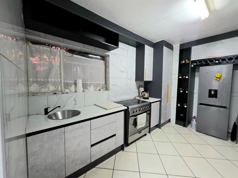 Stylish 3-Bedroom Family Home for Sale in Hutten Heights, Newcastle! - Photo 4