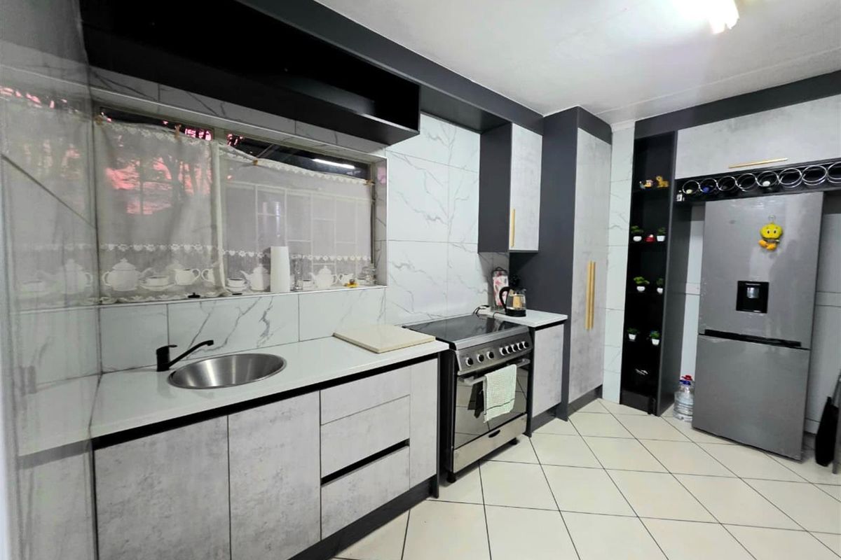 Stylish 3-Bedroom Family Home for Sale in Hutten Heights, Newcastle! - Photo 4