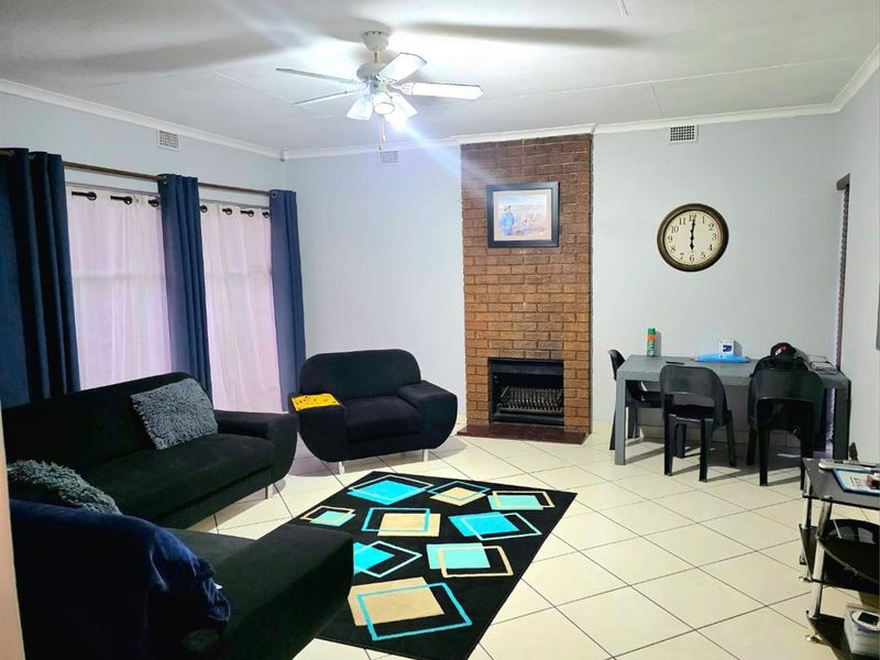 Stylish 3-Bedroom Family Home for Sale in Hutten Heights, Newcastle! - Photo 2