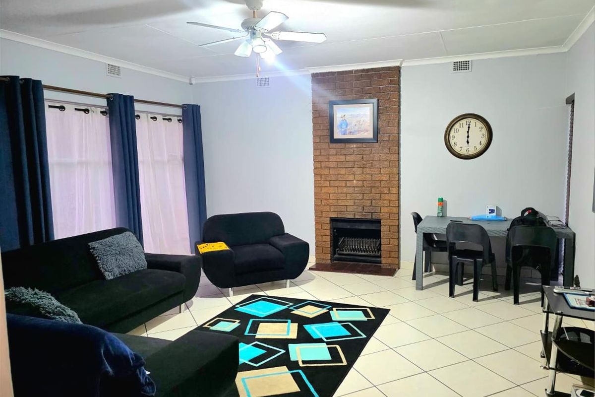 Stylish 3-Bedroom Family Home for Sale in Hutten Heights, Newcastle! - Photo 2