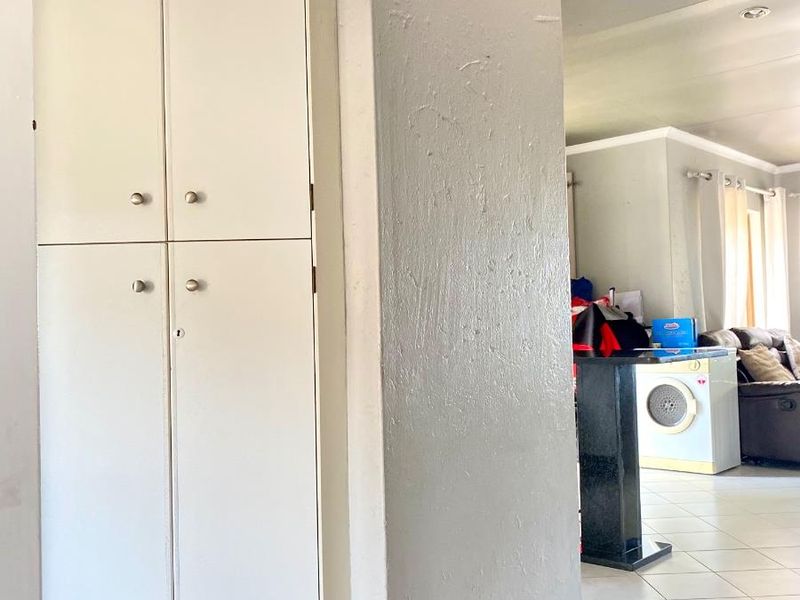 Townhouse For Sale in Buurendal Germiston Gauteng - Photo 9