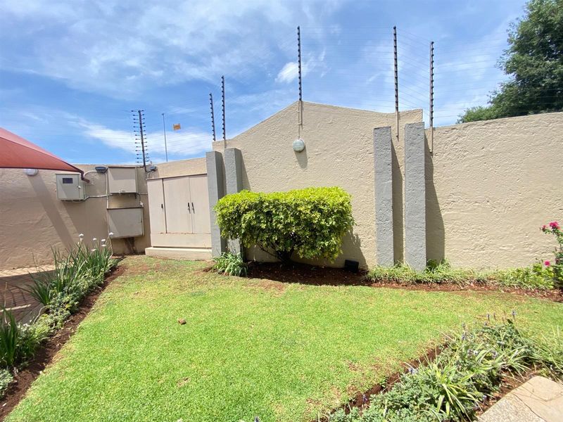 Townhouse For Sale in Buurendal Germiston Gauteng - Photo 2