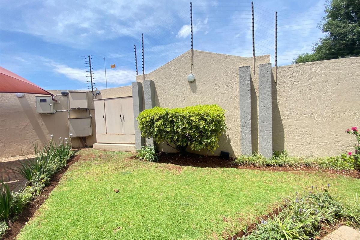 Townhouse For Sale in Buurendal Germiston Gauteng - Photo 2