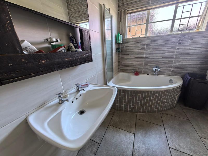 3 Bedroom, 2 Bathroom Home For Sale in Riviera - Photo 6