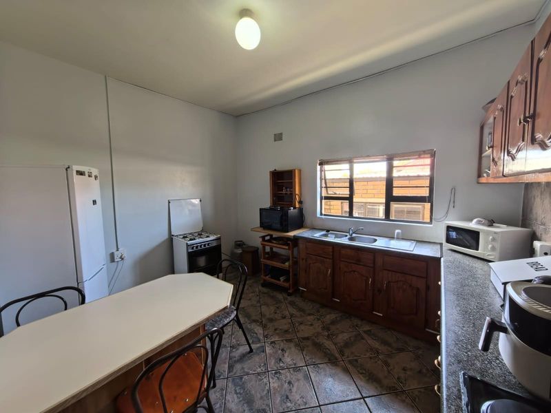 3 Bedroom, 2 Bathroom Home For Sale in Riviera - Photo 10