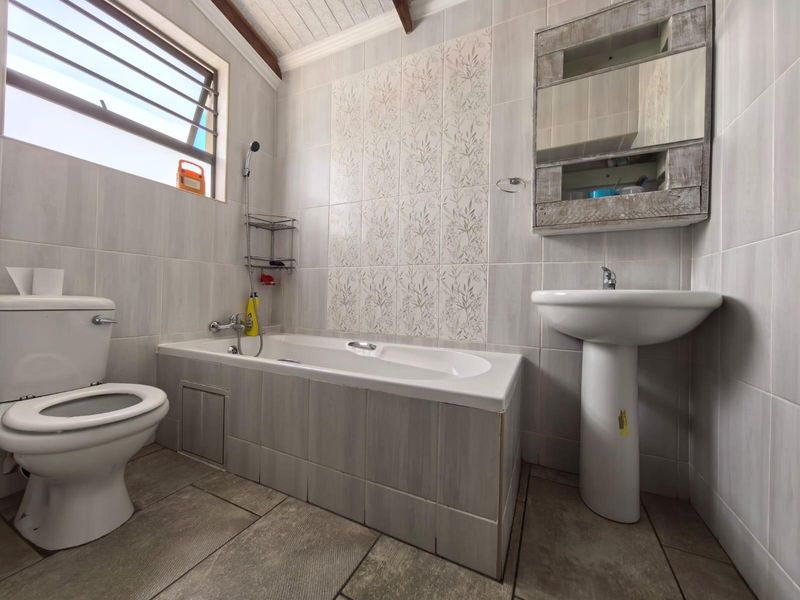 3 Bedroom, 2 Bathroom Home For Sale in Riviera - Photo 8