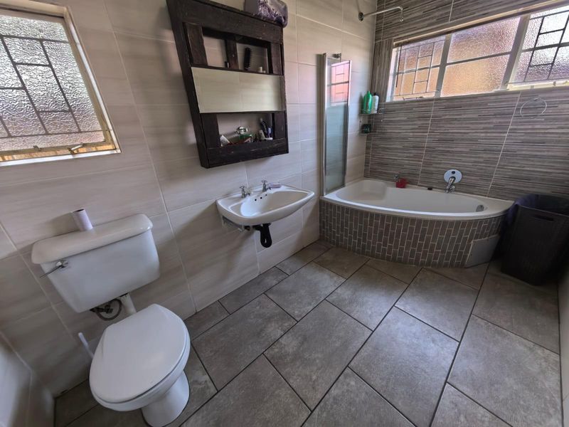 3 Bedroom, 2 Bathroom Home For Sale in Riviera - Photo 5