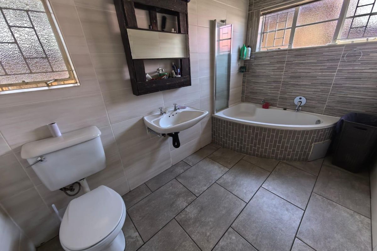 3 Bedroom, 2 Bathroom Home For Sale in Riviera - Photo 5