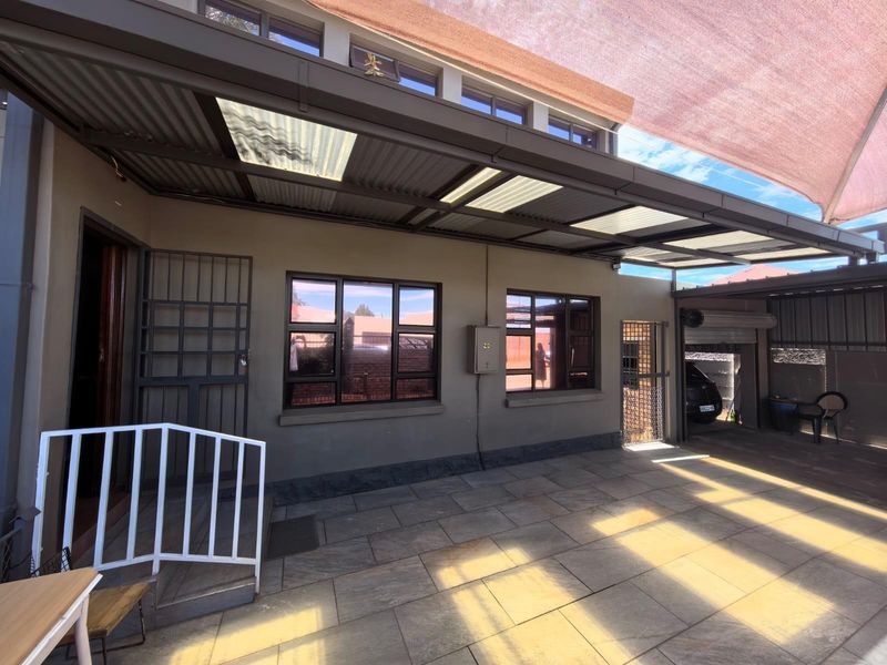 3 Bedroom, 2 Bathroom Home For Sale in Riviera - Photo 2