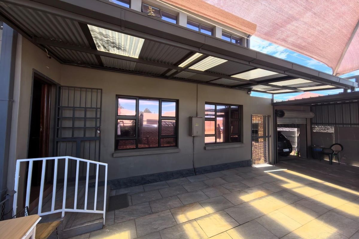 3 Bedroom, 2 Bathroom Home For Sale in Riviera - Photo 2