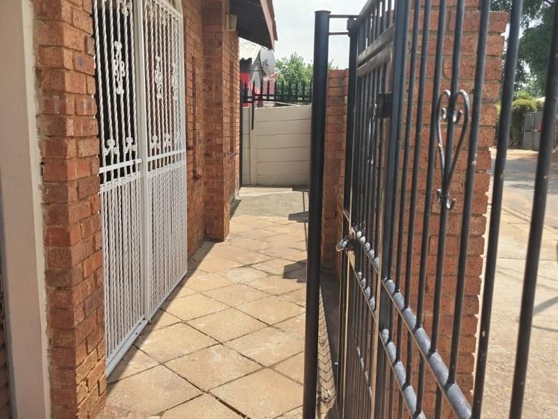 Spacious Family Home in Eldorado Park Ext 8 - Move-In Ready - Photo 2