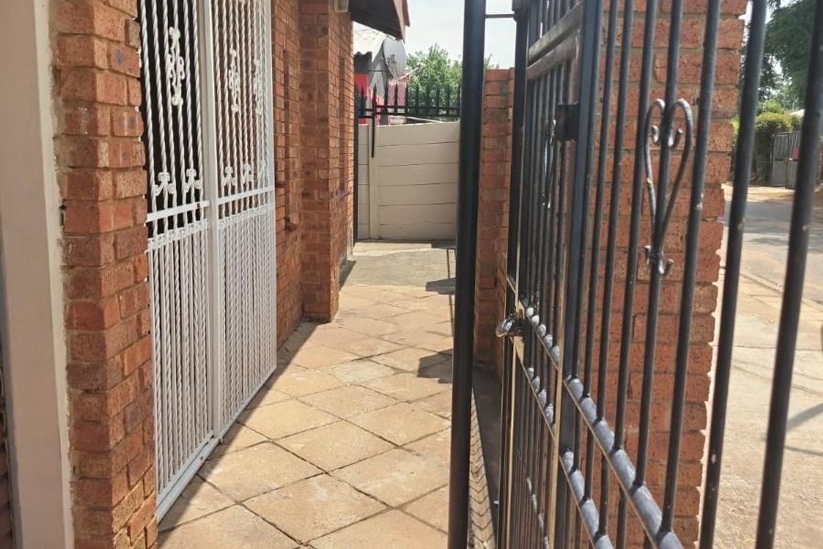 Spacious Family Home in Eldorado Park Ext 8 - Move-In Ready - Photo 2