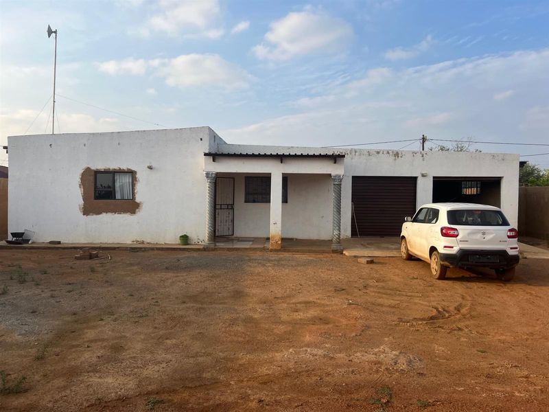 House For Sale top village gold view, Mafikeng, North West - Photo 2