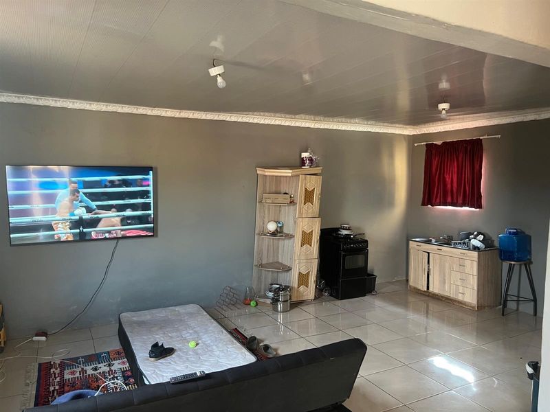 House For Sale top village gold view, Mafikeng, North West - Photo 5