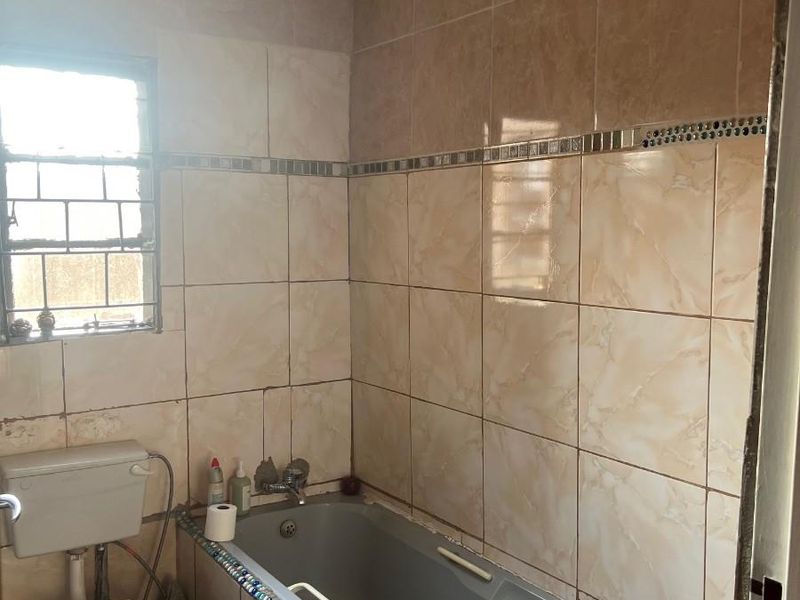 House For Sale top village gold view, Mafikeng, North West - Photo 9