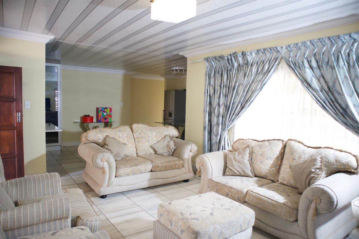3 Bedroom House For Sale in a Golf Estate- Theresapark, Akasia - Photo 4