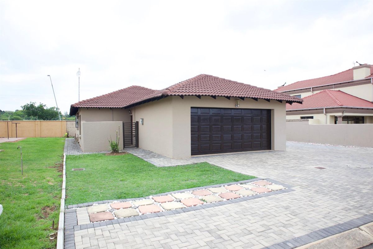 3 Bedroom House For Sale in a Golf Estate- Theresapark, Akasia - Photo 3