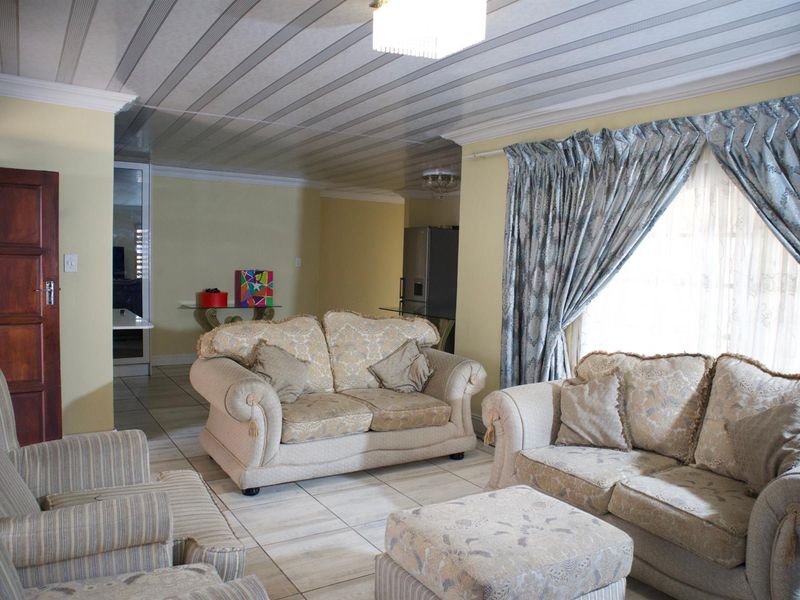 3 Bedroom House For Sale in a Golf Estate- Theresapark, Akasia - Photo 8