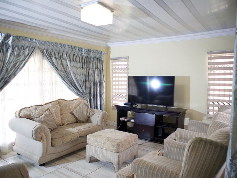 3 Bedroom House For Sale in a Golf Estate- Theresapark, Akasia - Photo 6