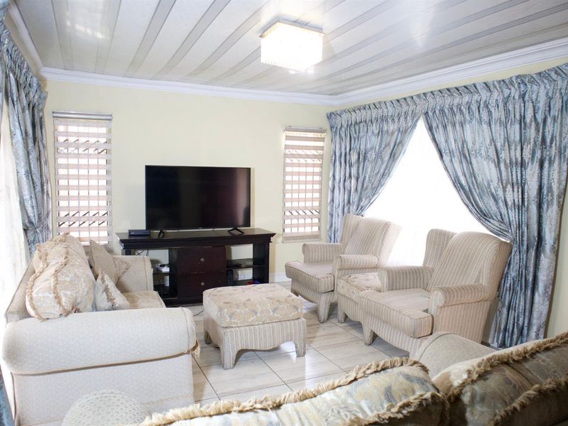 3 Bedroom House For Sale in a Golf Estate- Theresapark, Akasia - Photo 7