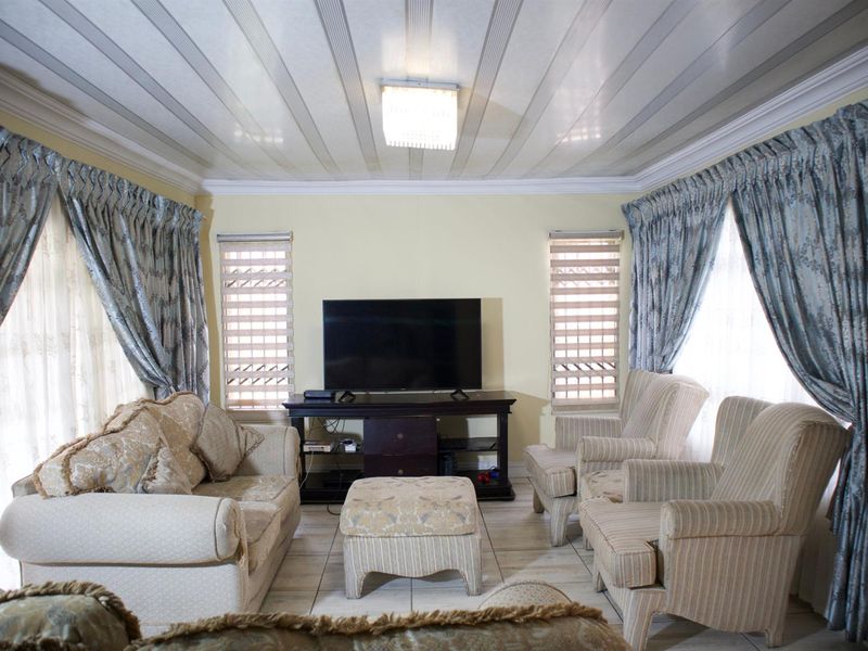 3 Bedroom House For Sale in a Golf Estate- Theresapark, Akasia - Photo 5