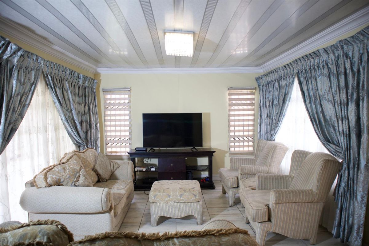 3 Bedroom House For Sale in a Golf Estate- Theresapark, Akasia - Photo 5