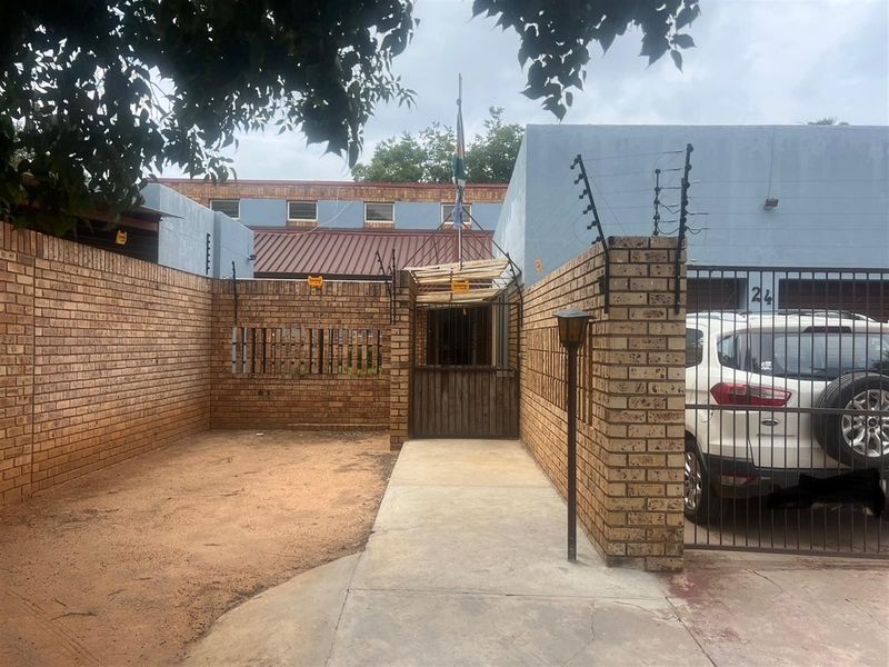 House For Sale in Riviera Park, Mafikeng, North West - Photo 2