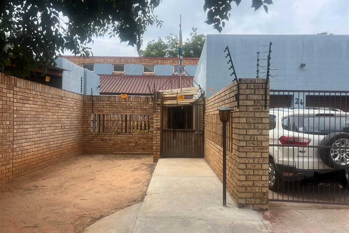 House For Sale in Riviera Park, Mafikeng, North West - Photo 2