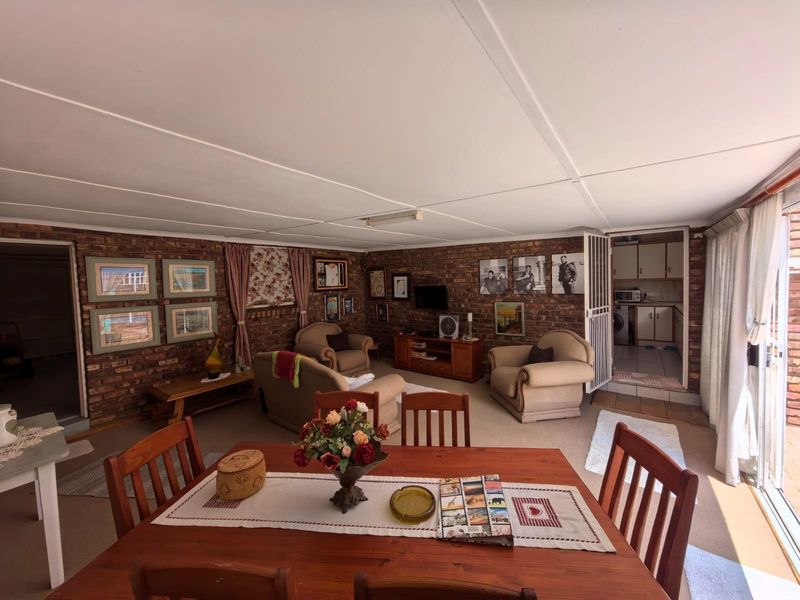 Townhouse For Sale in Camelot, Kimberley - Photo 9