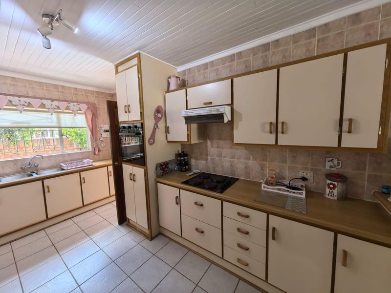 Townhouse For Sale in Camelot, Kimberley - Photo 7