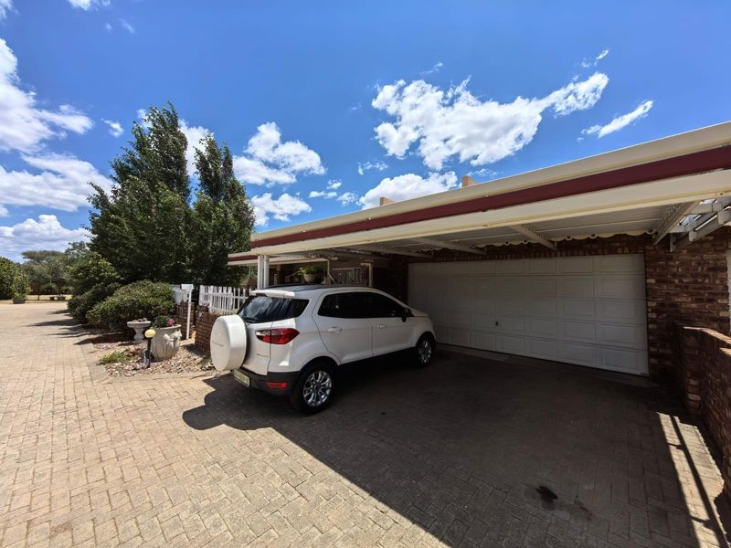 Townhouse For Sale in Camelot, Kimberley - Photo 2