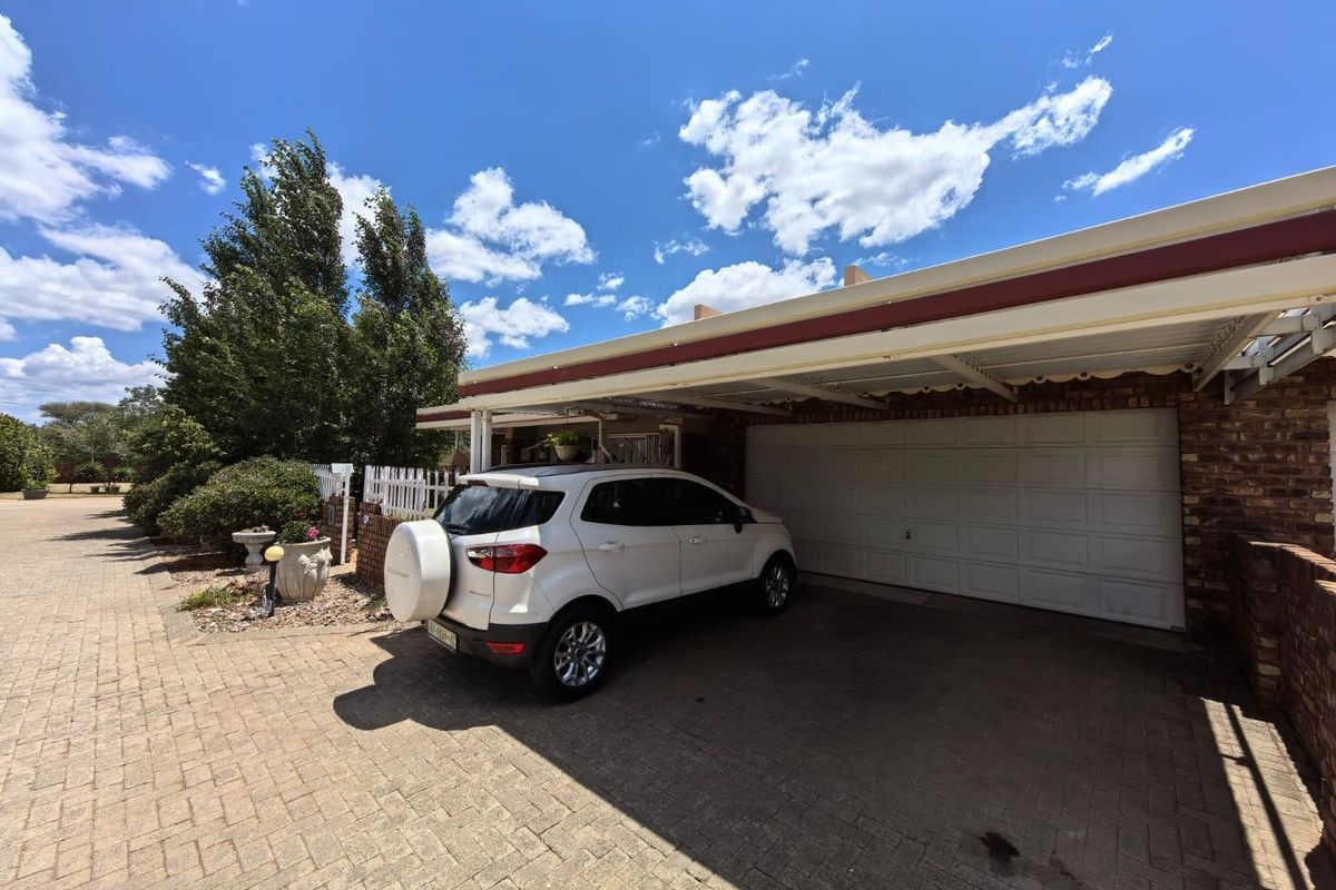 Townhouse For Sale in Camelot, Kimberley - Photo 2