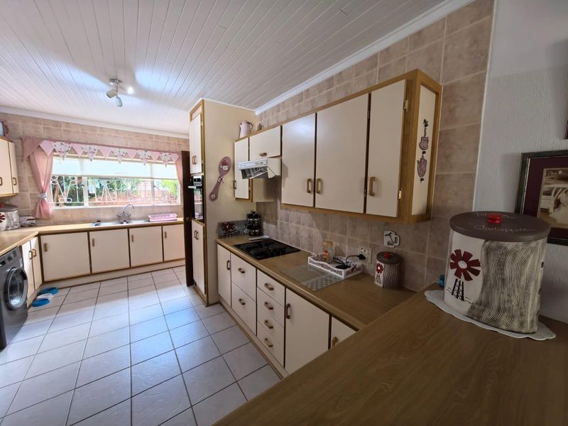 Townhouse For Sale in Camelot, Kimberley - Photo 6