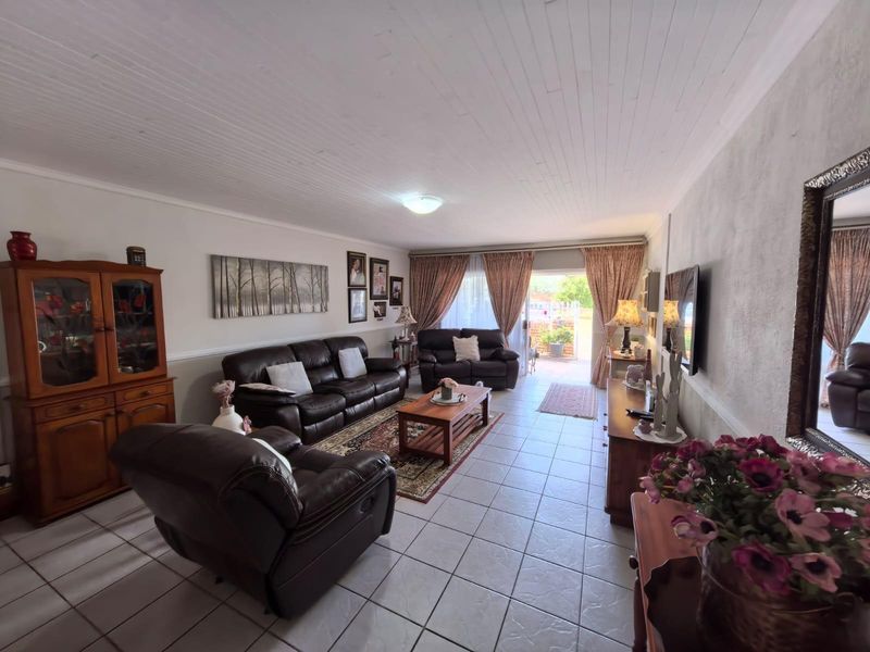 Townhouse For Sale in Camelot, Kimberley - Photo 3